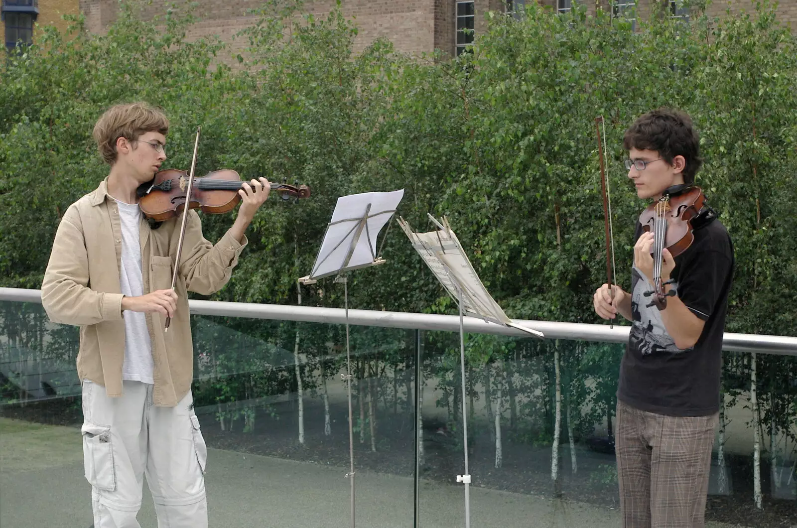 A couple of violinists, from Borough Market and North Clapham Tapas, London - 23rd July 2005