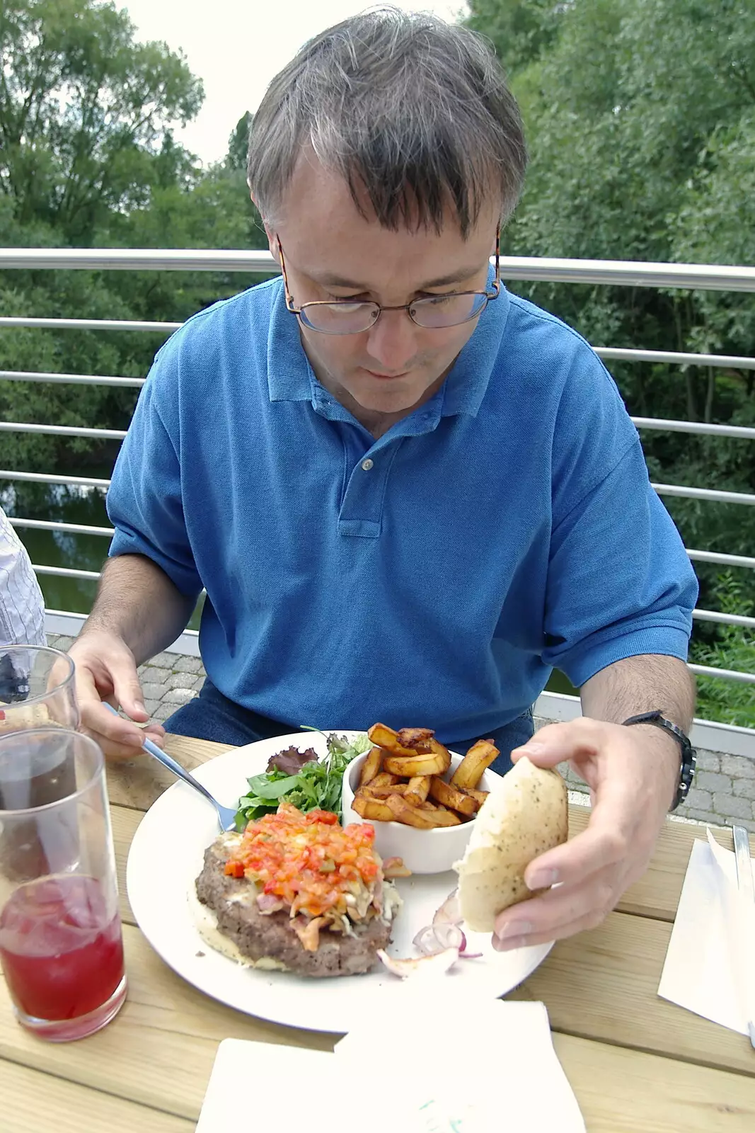 Dave inspects the relish on his New York burger, from Richard Panton's Van and Alex Hill at Revolution Records, Diss and Cambridge - 29th July 2005