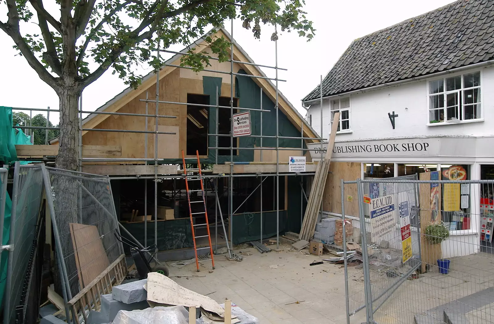 Diss Publishing's new build carries on, from Richard Panton's Van and Alex Hill at Revolution Records, Diss and Cambridge - 29th July 2005