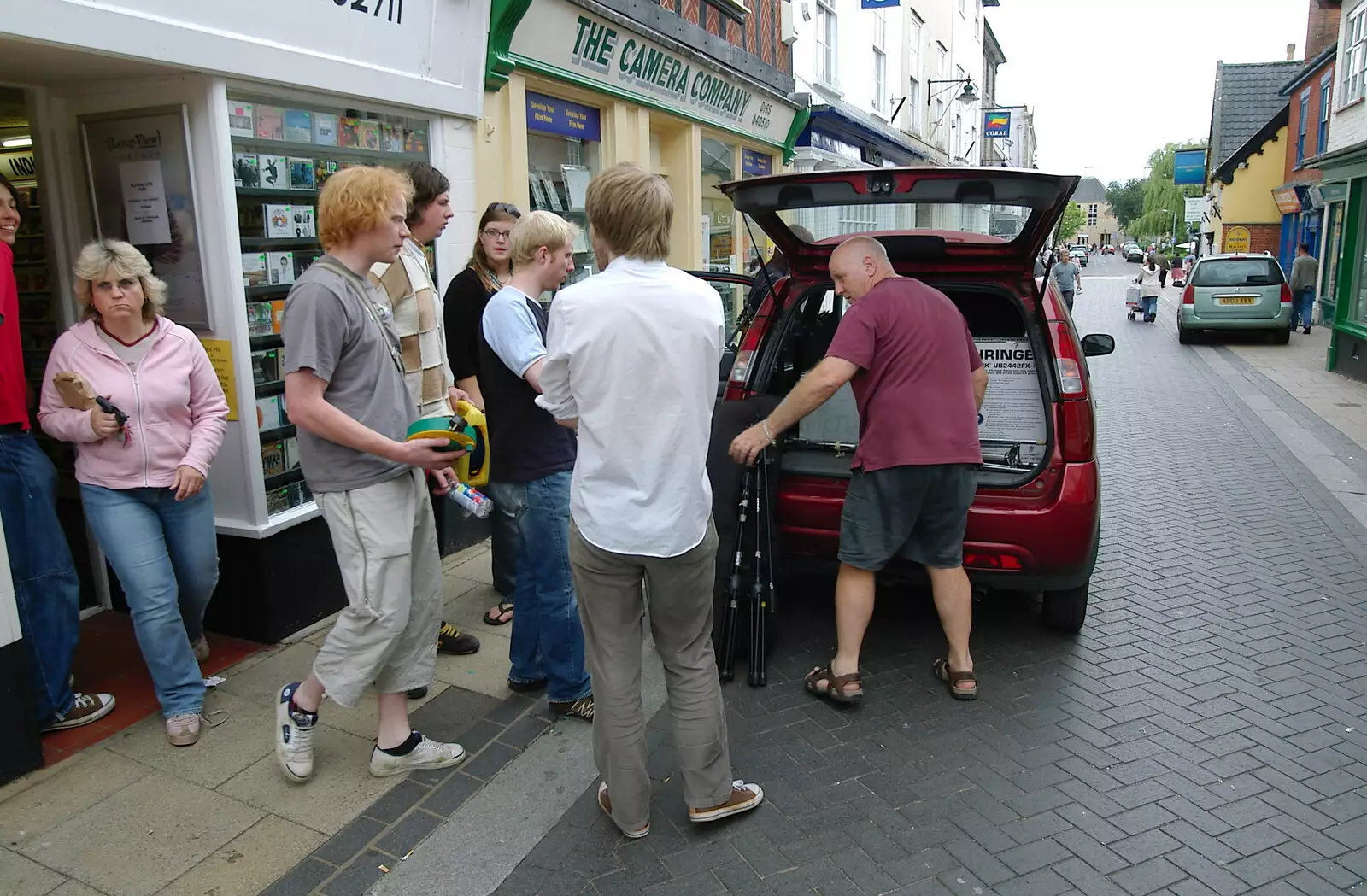 On Mere Street, Rob Folkard helps load up the gear, from Richard Panton's Van and Alex Hill at Revolution Records, Diss and Cambridge - 29th July 2005