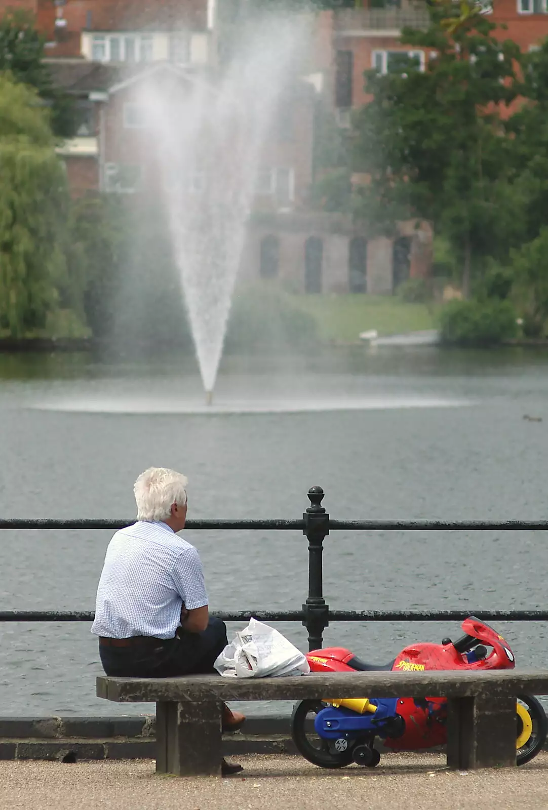 The new fountain on the Mere, from The BBS, and the Big Skies of East Anglia, Diss and Hunston, Norfolk and Suffolk - 6th August 2005