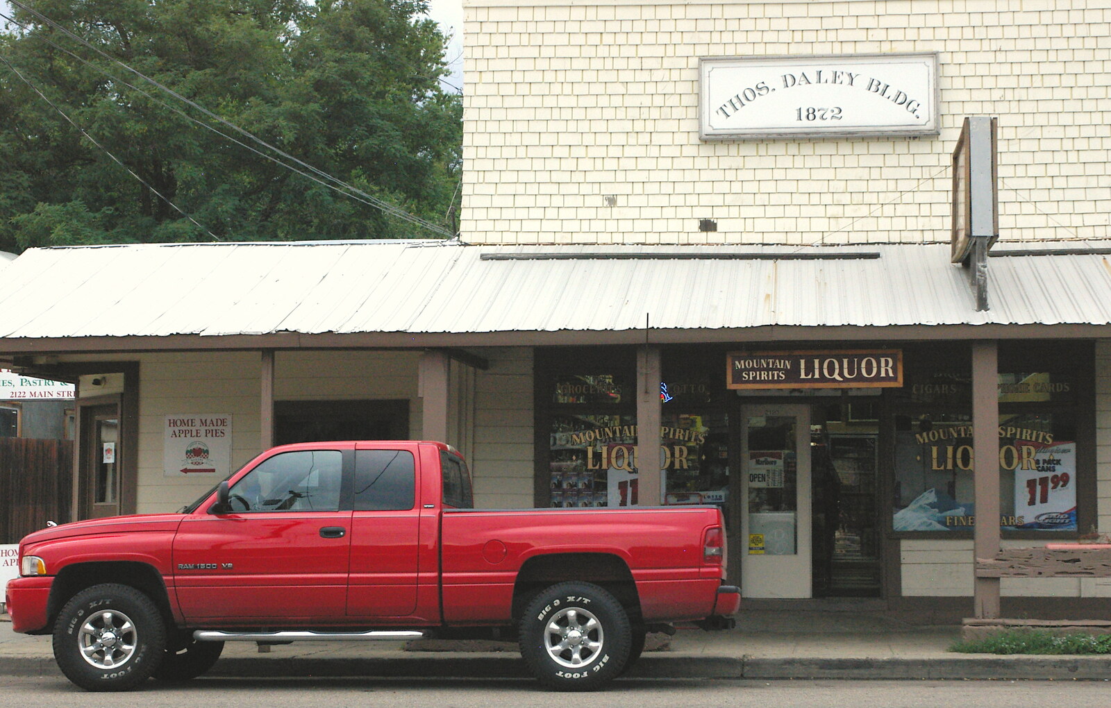 A small-town liquor store from Route 78: A Drive Around the San Diego Mountains, California, US - 9th August 2005
