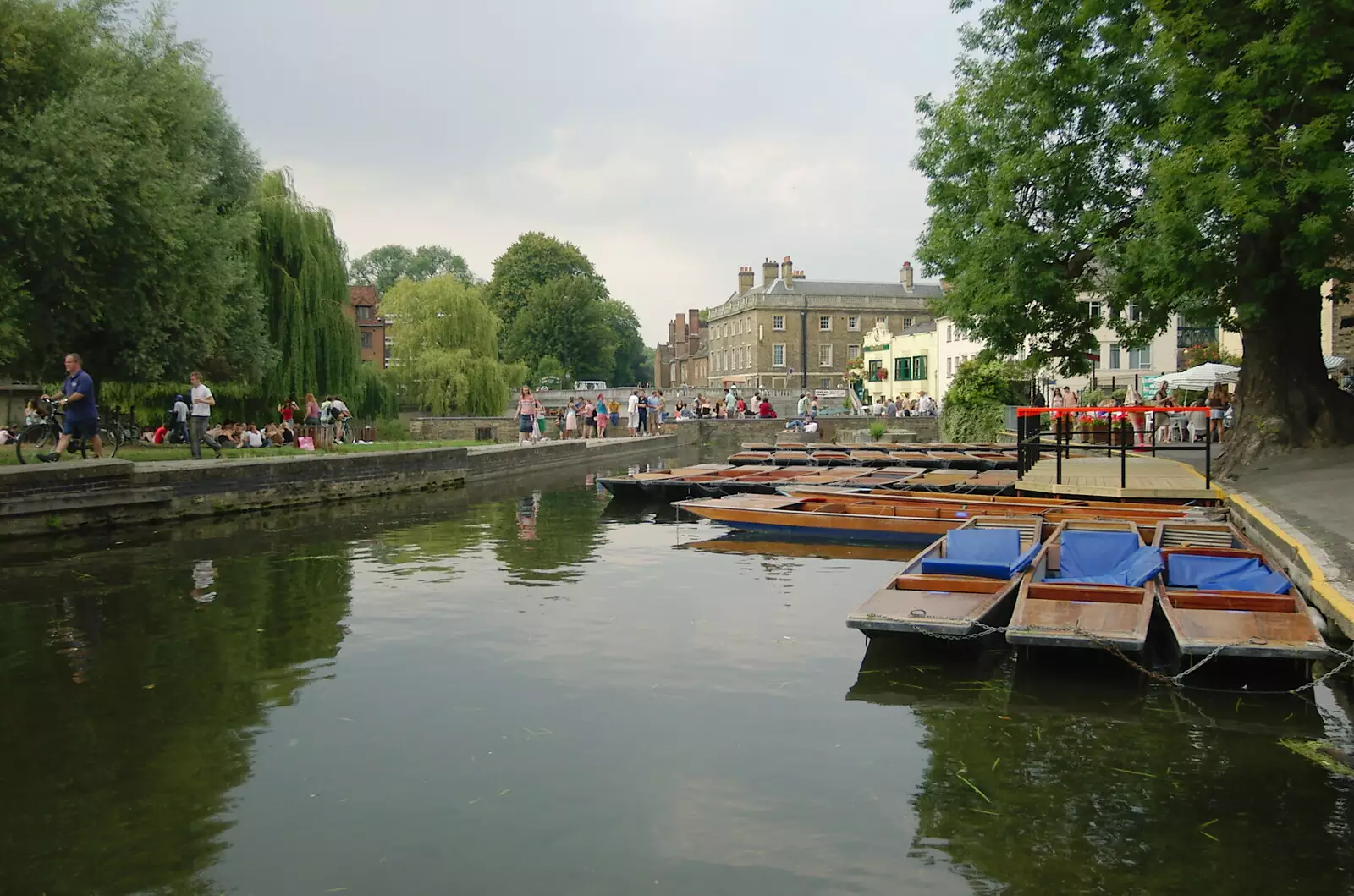 Crowds and punts by Mill Lane, from Qualcomm goes Punting on the Cam, Grantchester Meadows, Cambridge - 18th August 2005