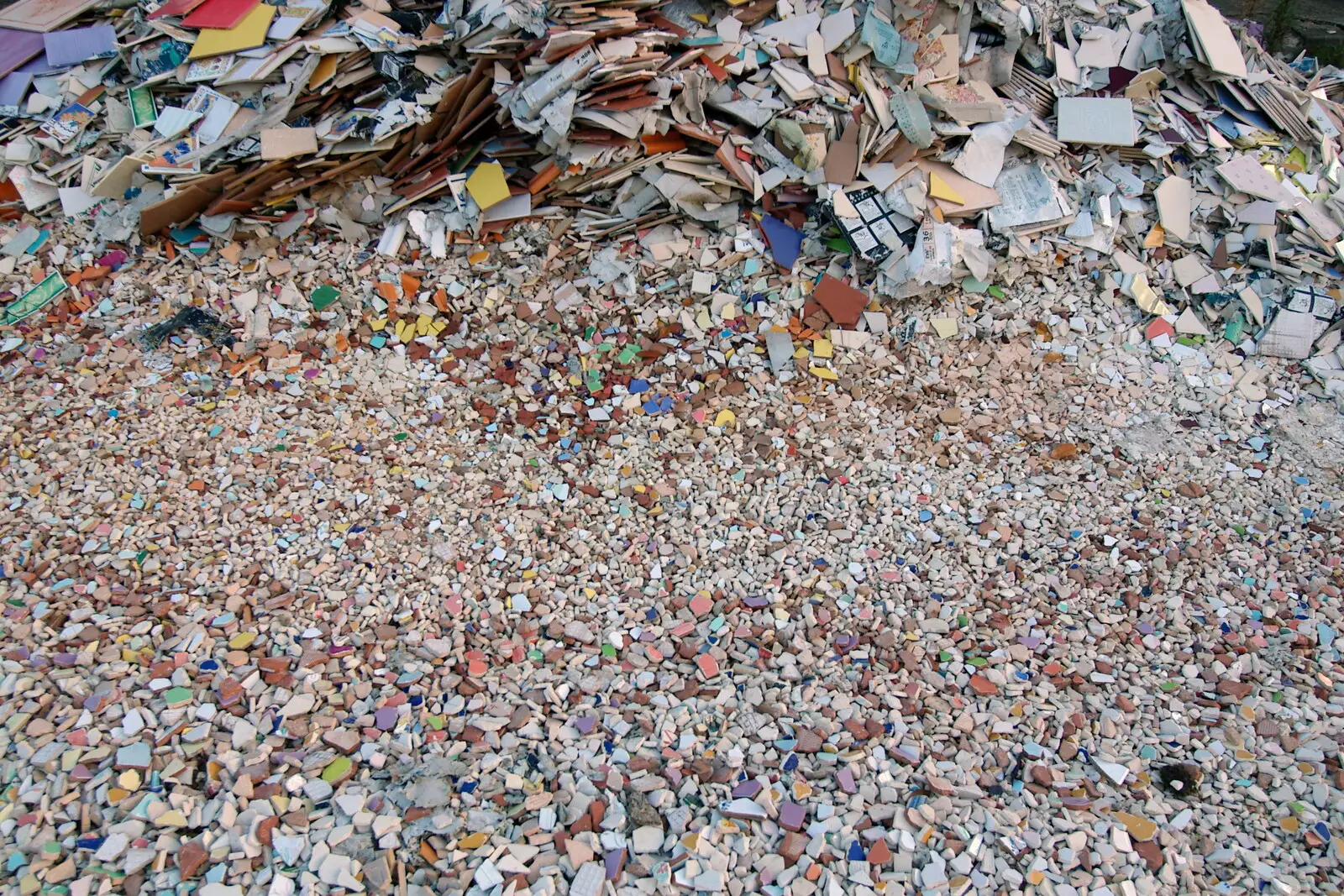 The tiles have are like some sort of ceramic beach, from Dead Transport Artefacts: Abandoned Petrol Station and Little Chef, Kentford, Suffolk - 8th September 2005