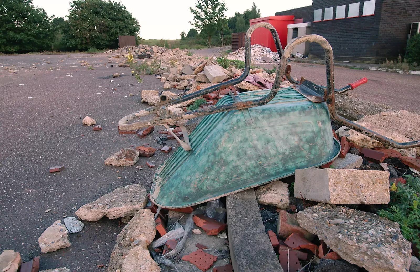 A wheel-less whellbarrow, from Dead Transport Artefacts: Abandoned Petrol Station and Little Chef, Kentford, Suffolk - 8th September 2005