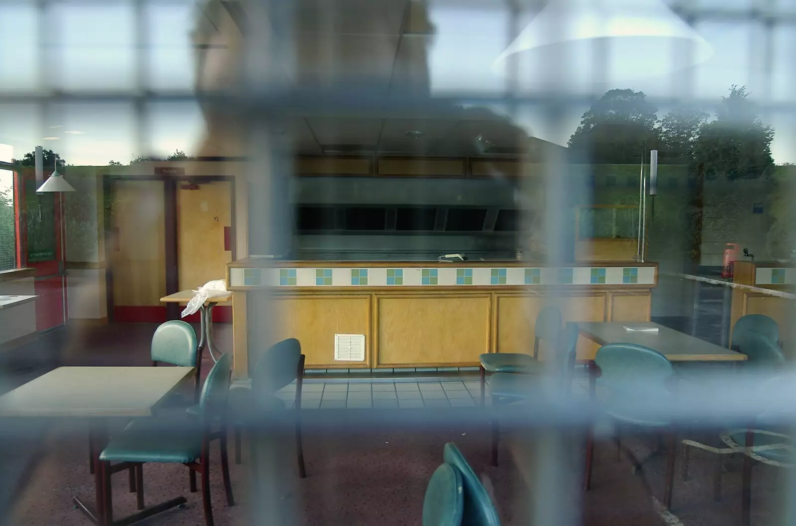 Looking through the windows, from Dead Transport Artefacts: Abandoned Petrol Station and Little Chef, Kentford, Suffolk - 8th September 2005