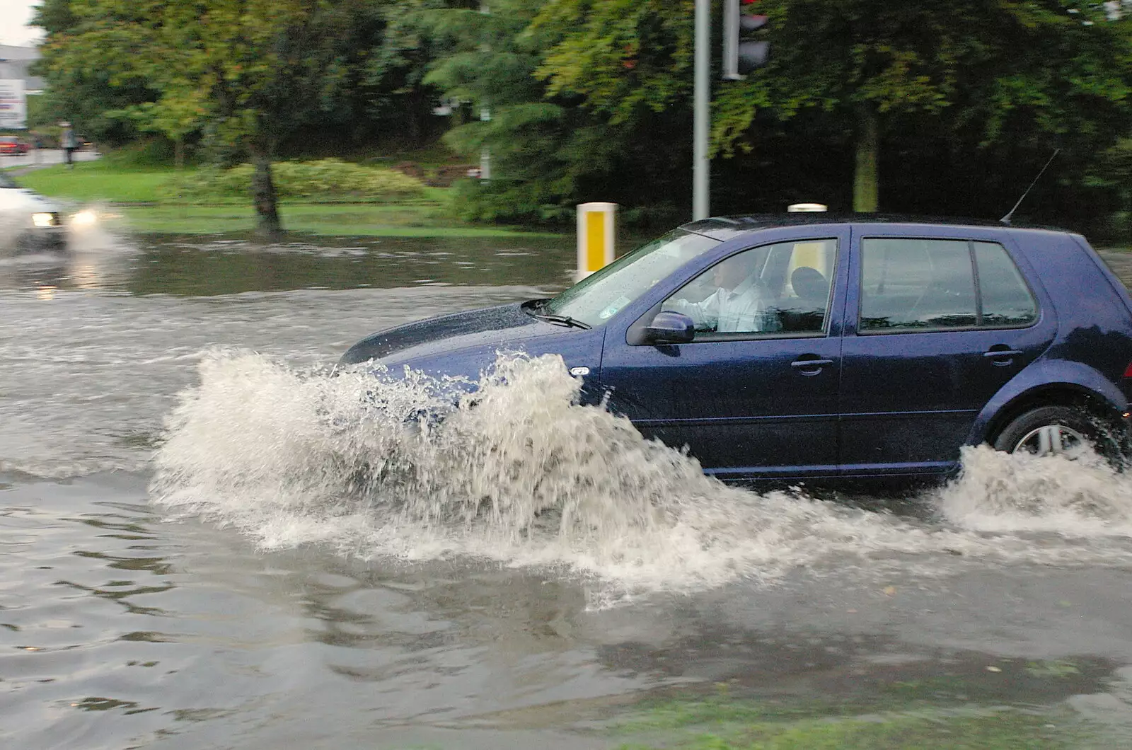 A car negotiates Lake Milton, from Cambridge Floods, Curry Night and an Ipswich Monsoon - 10th September 2005