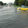 Cambridge Floods, Curry Night and an Ipswich Monsoon - 10th September 2005, Another car braves the floods