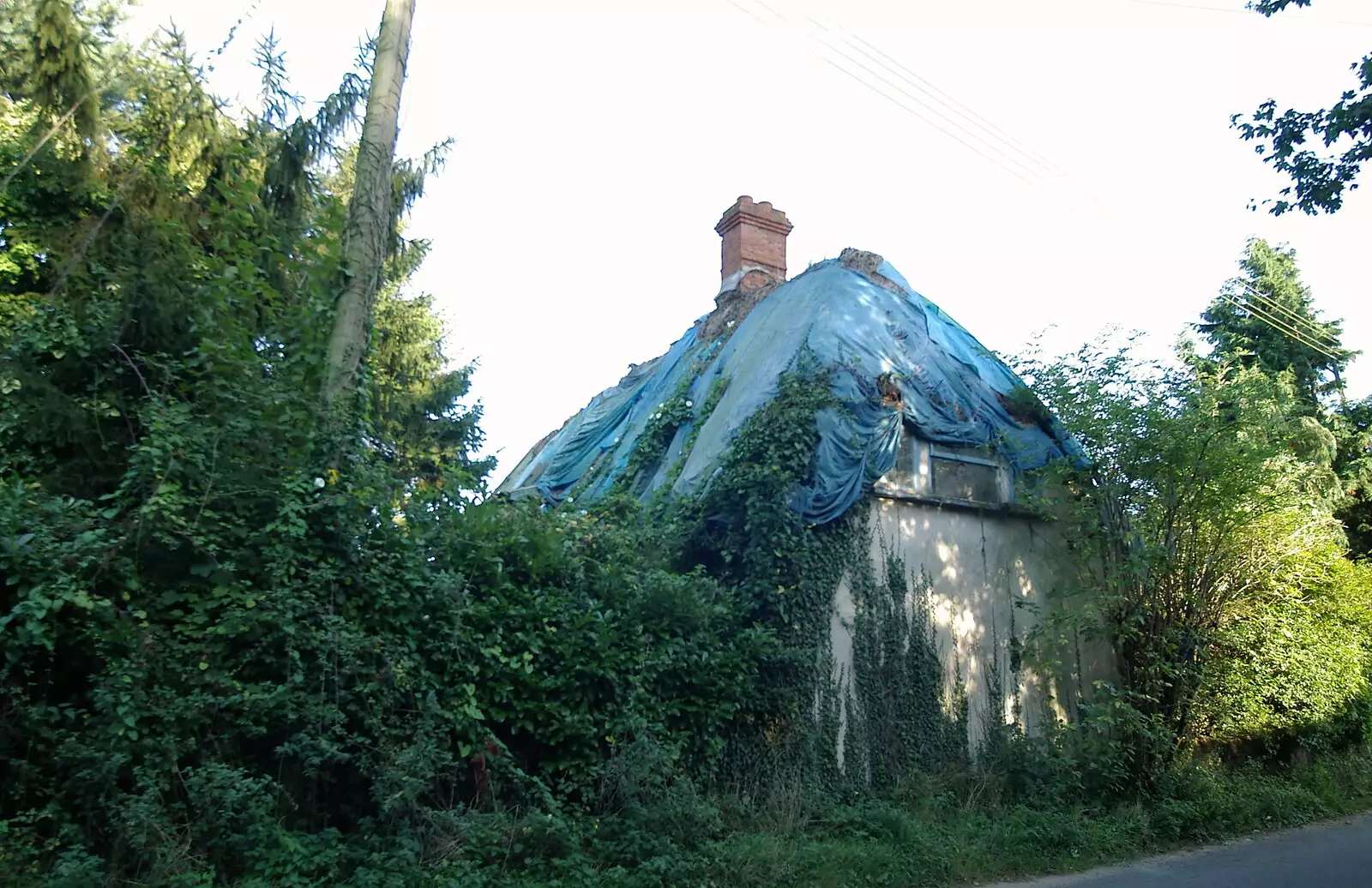 The derelict cottage in Wortham, from Cambridge Floods, Curry Night and an Ipswich Monsoon - 10th September 2005