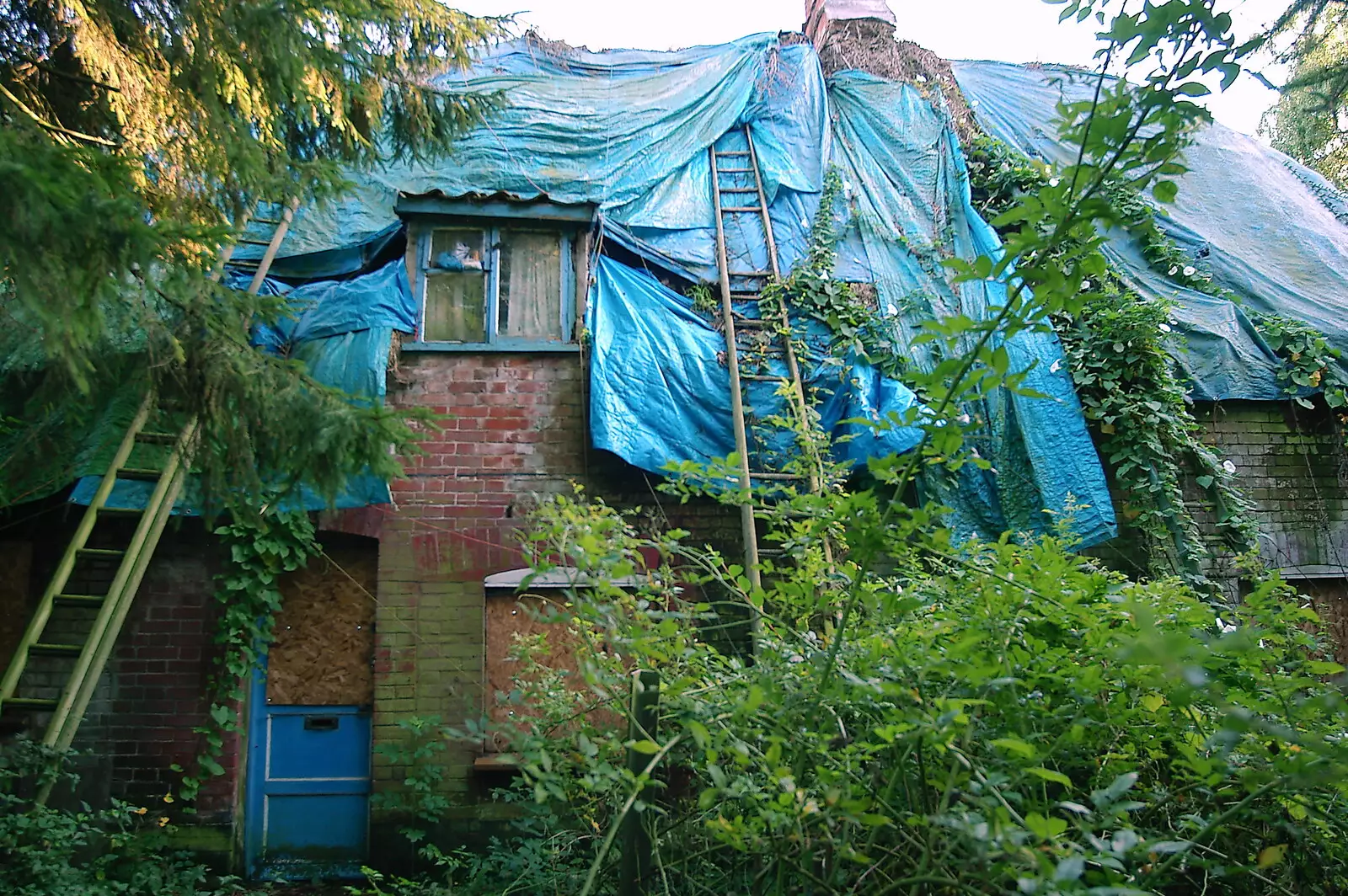 There's actually someone living in it, from Cambridge Floods, Curry Night and an Ipswich Monsoon - 10th September 2005