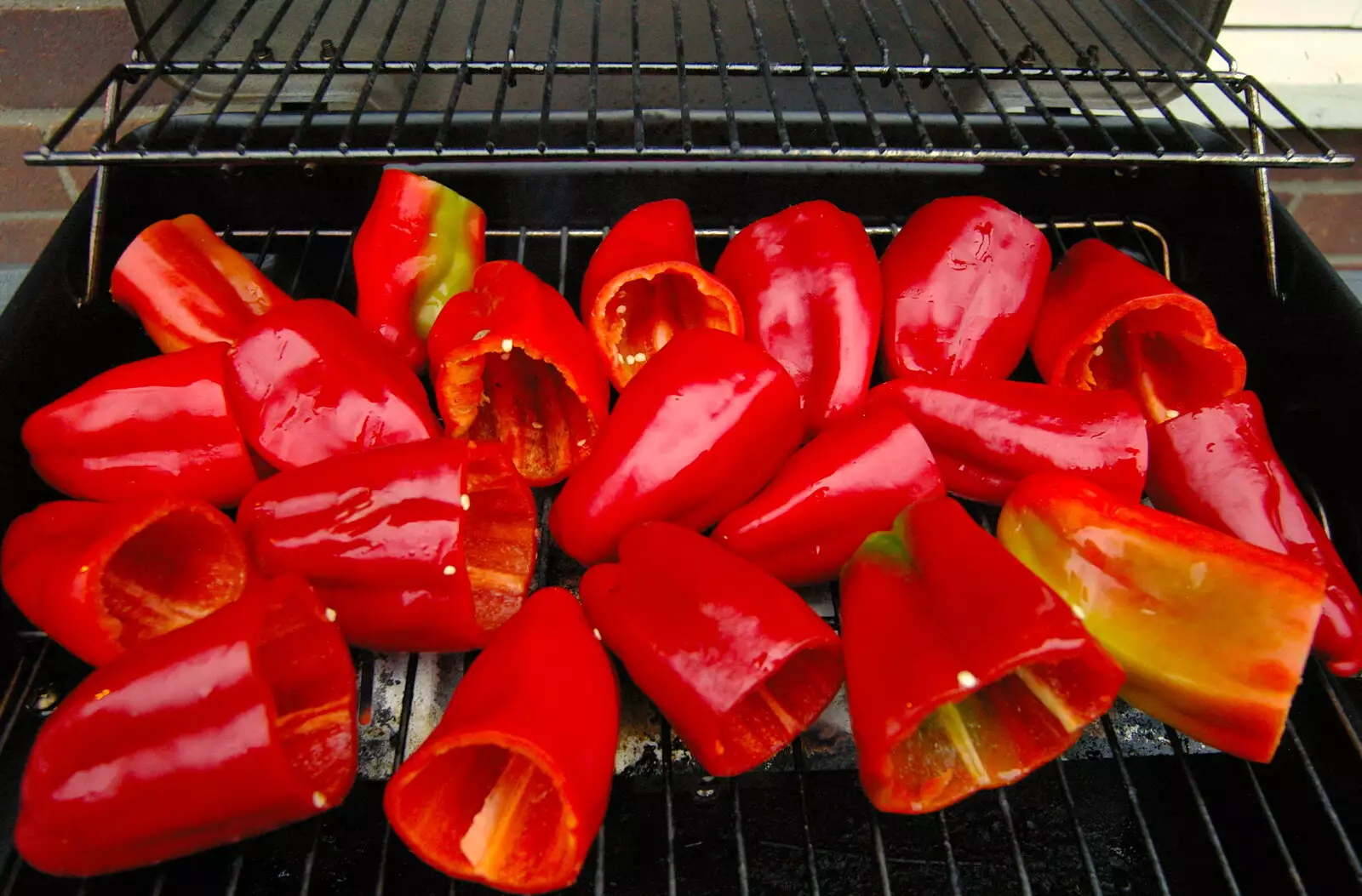 Some of the pepper harvest is roasted, from Sam and Daisy at the Angel Café, Diss, Norfolk - 17th September 2005