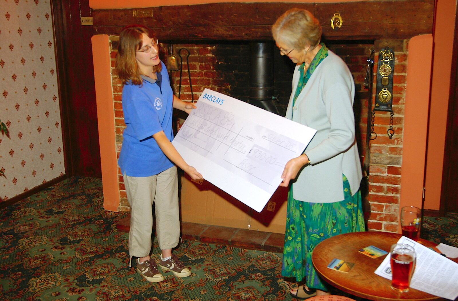 The BSCC Presentation and a Murder Mystery, Brome and Gislingham, Suffolk- 6th October 2005: Sue hands the over-sized novelty cheque over