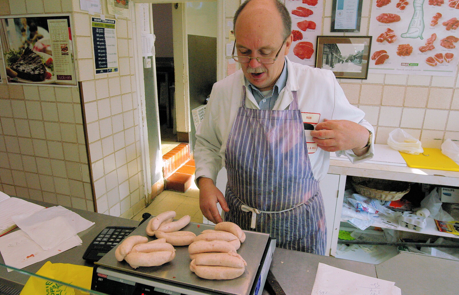 A Trip Around Macclesfield and Sandbach, Cheshire - 10th September 2005: Sausages are weighed