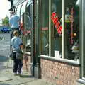 Window cleaners in action, A Trip Around Macclesfield and Sandbach, Cheshire - 10th September 2005