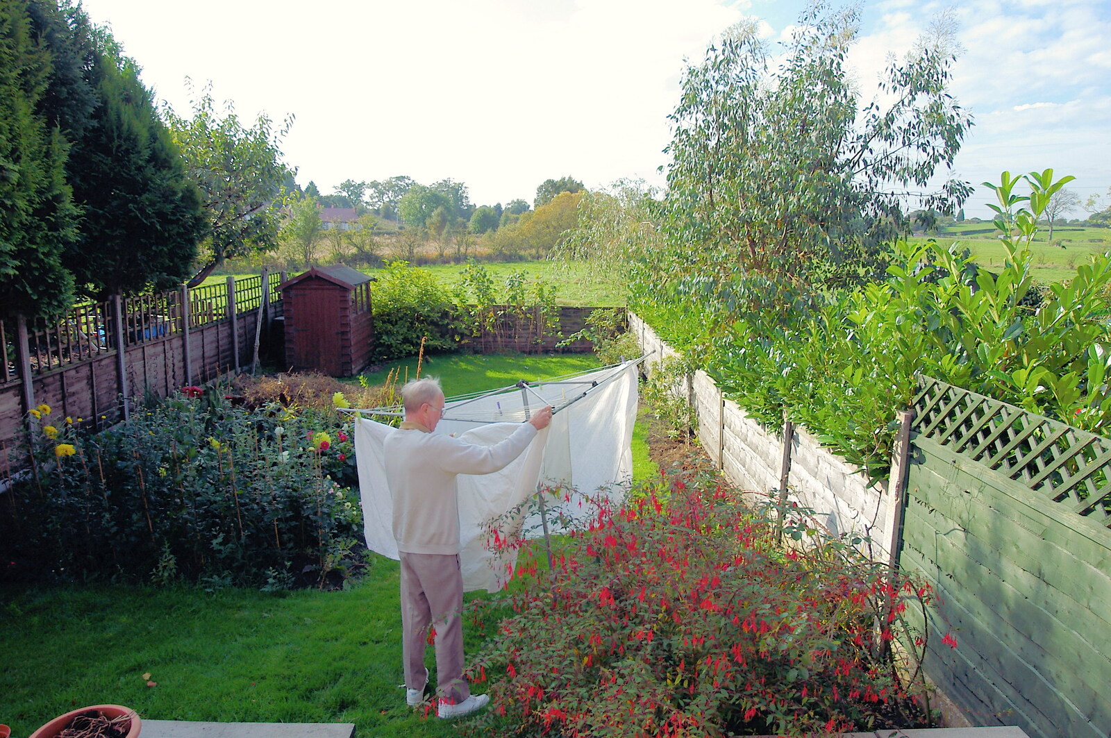 The Old Man hangs his washing out from A Trip Around Macclesfield and Sandbach, Cheshire - 10th September 2005