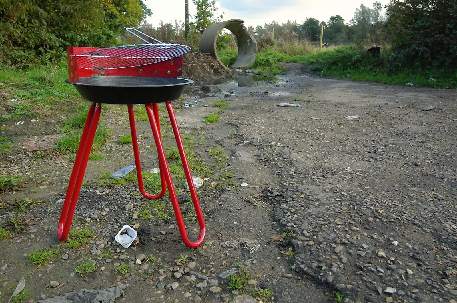 An abandoned barbeque, in quite good condition, from Suffolk County Council Dereliction, and Cotton Flamenco, Suffolk - 22nd October 2005