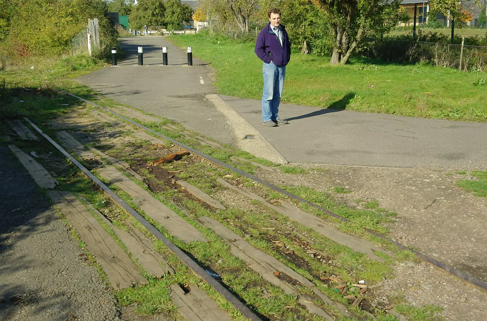 Dan stands where the tracks cross a path, from Disused Cambridge Railway, Milton Road, Cambridge - 28th October 2005