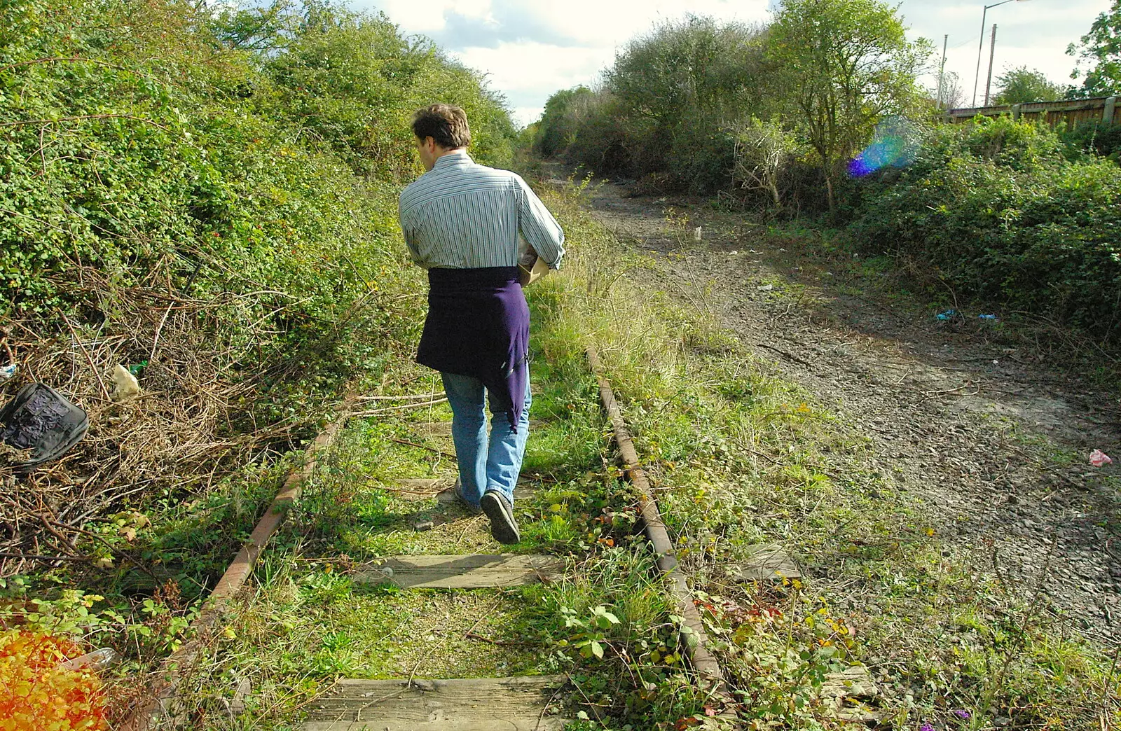 Dan heads off back to Milton Road, from Disused Cambridge Railway, Milton Road, Cambridge - 28th October 2005