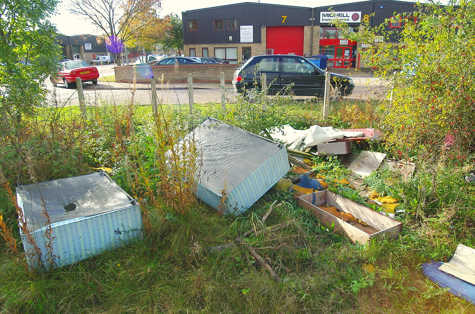 An abandonned bed and a heap of rubbish. Nice. from Disused Cambridge Railway, Milton Road, Cambridge - 28th October 2005