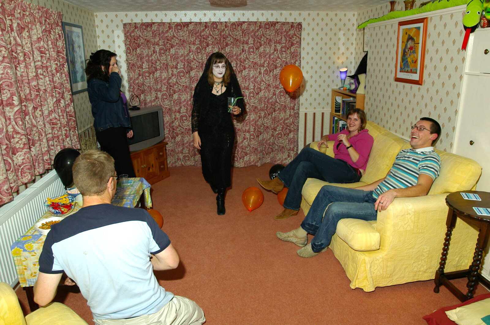 Jen's Hallowe'en Party and Sazzle's Leaving Do, Mission Road, Diss - 28th October 2005: Suey roams around