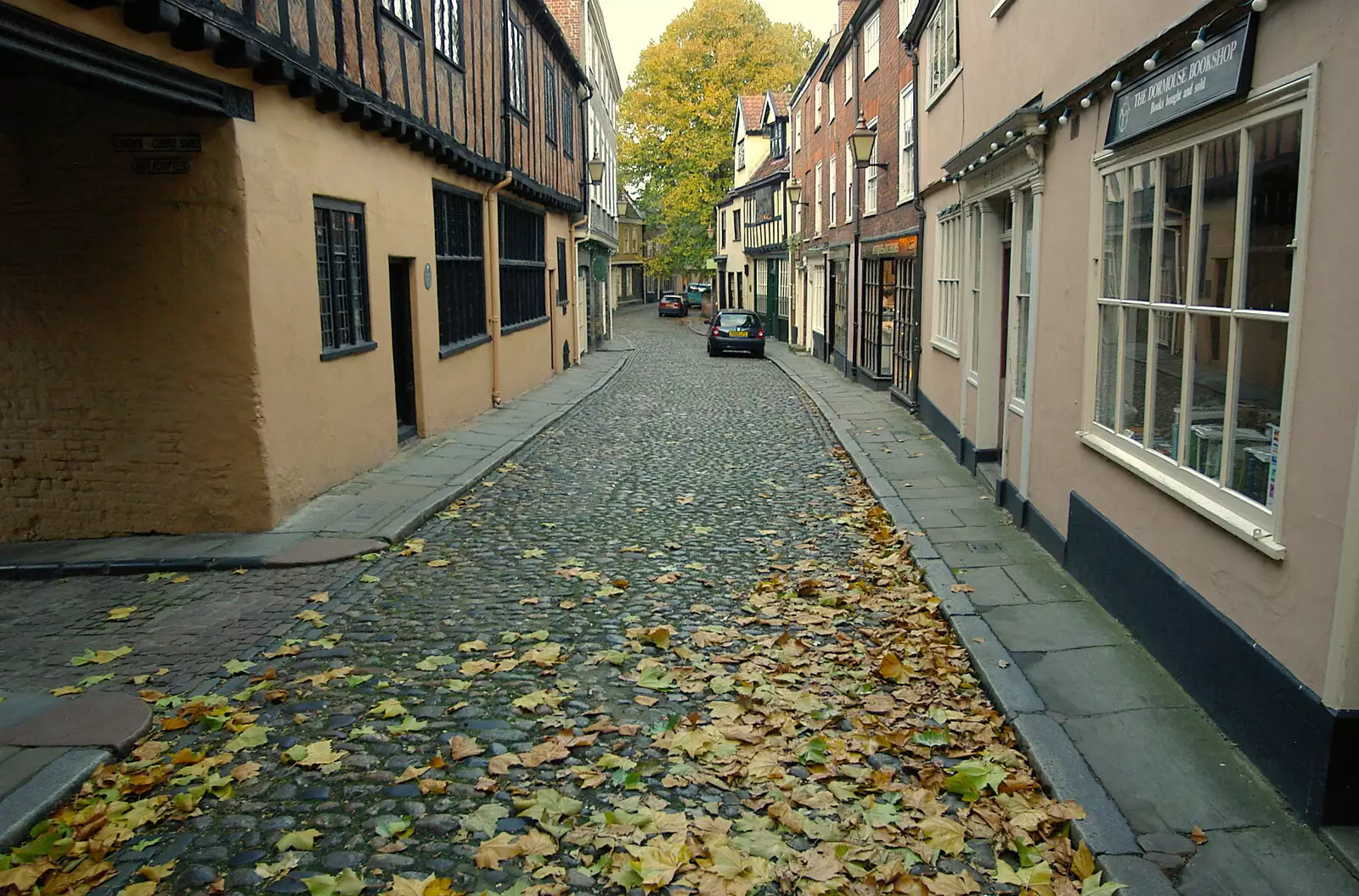 Half way down Elm Hill, from CISU Networks and Autumn Leaves at Norwich Cathedral, Eye and Norwich - 29th October 2005