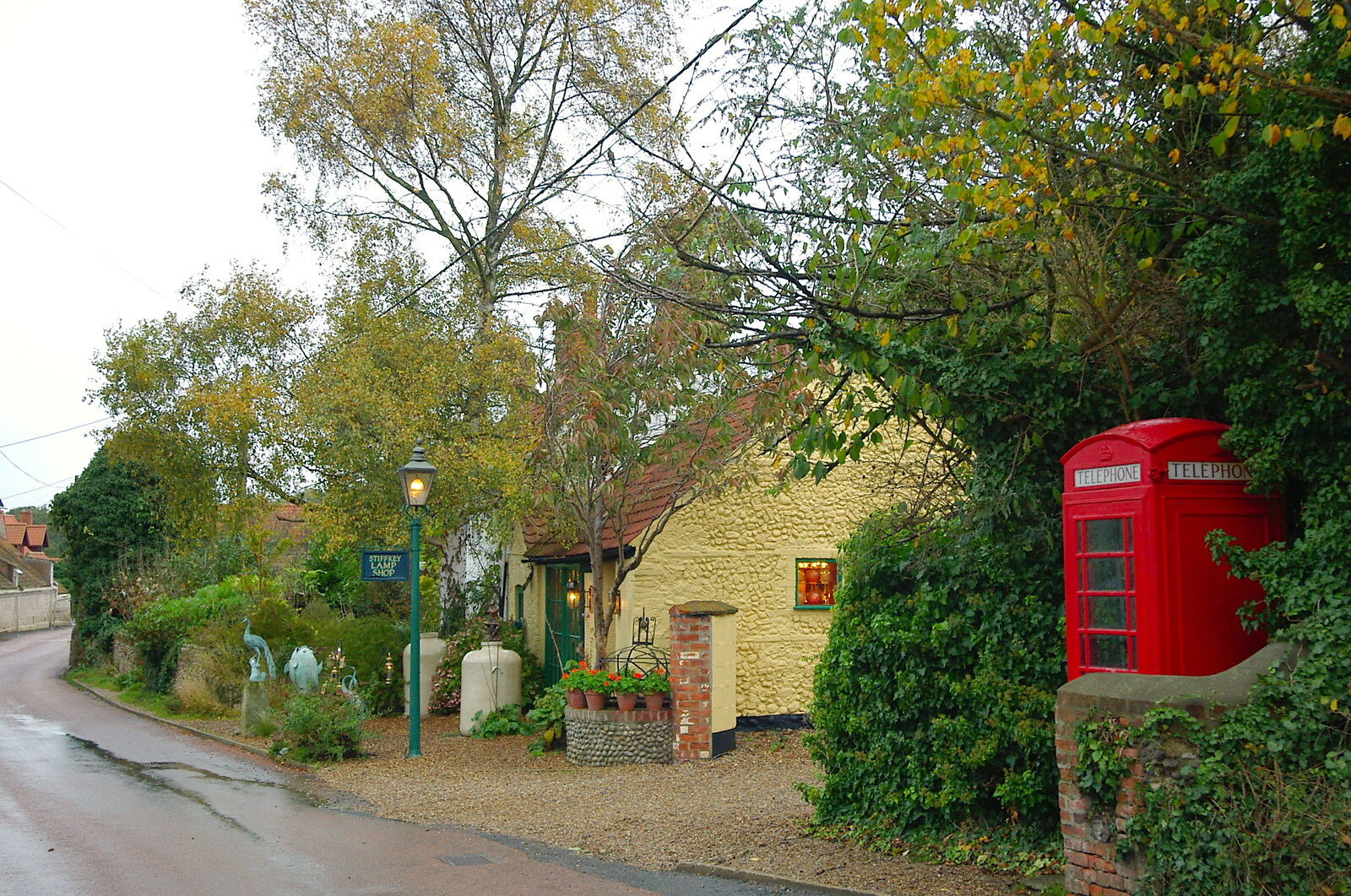 A K6 phone box in Stiffkey from Mother, Mike and the Stiffkey Light Shop, Cley and Holkham - 6th November 2005