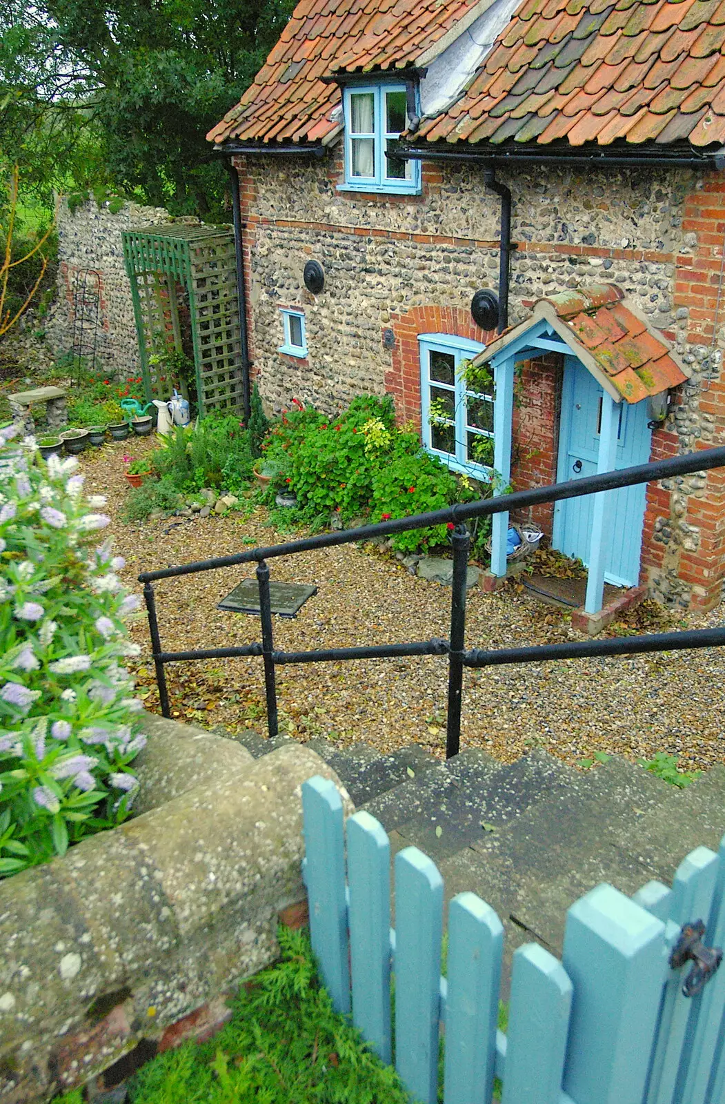 A cute little flint cottage, from Mother, Mike and the Stiffkey Light Shop, Cley and Holkham - 6th November 2005