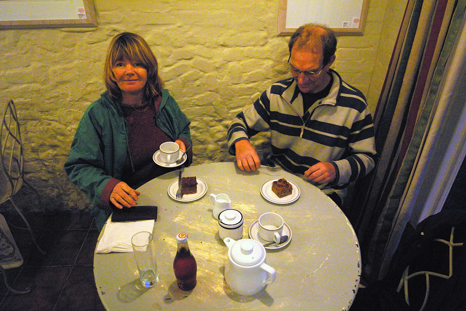 There's a café moment at Holkham from Mother, Mike and the Stiffkey Light Shop, Cley and Holkham - 6th November 2005