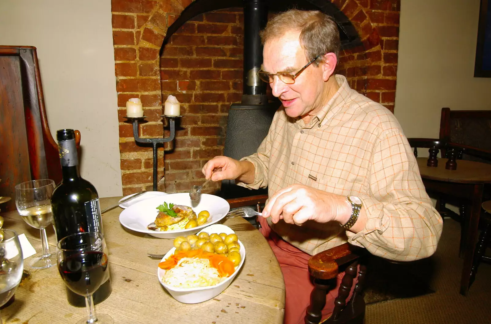 Mike loads up with potatoes, from Mother, Mike and the Stiffkey Light Shop, Cley and Holkham - 6th November 2005