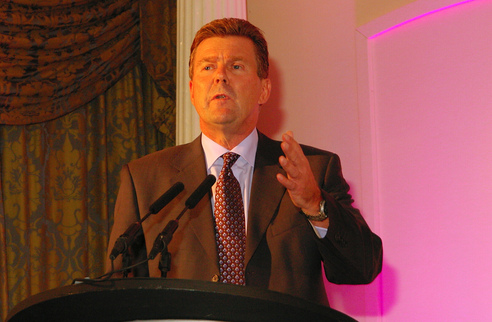 Pertti Johansson opens the presentations from Qualcomm Europe All-Hands at the Berkeley Hotel, London - 9th November 2005