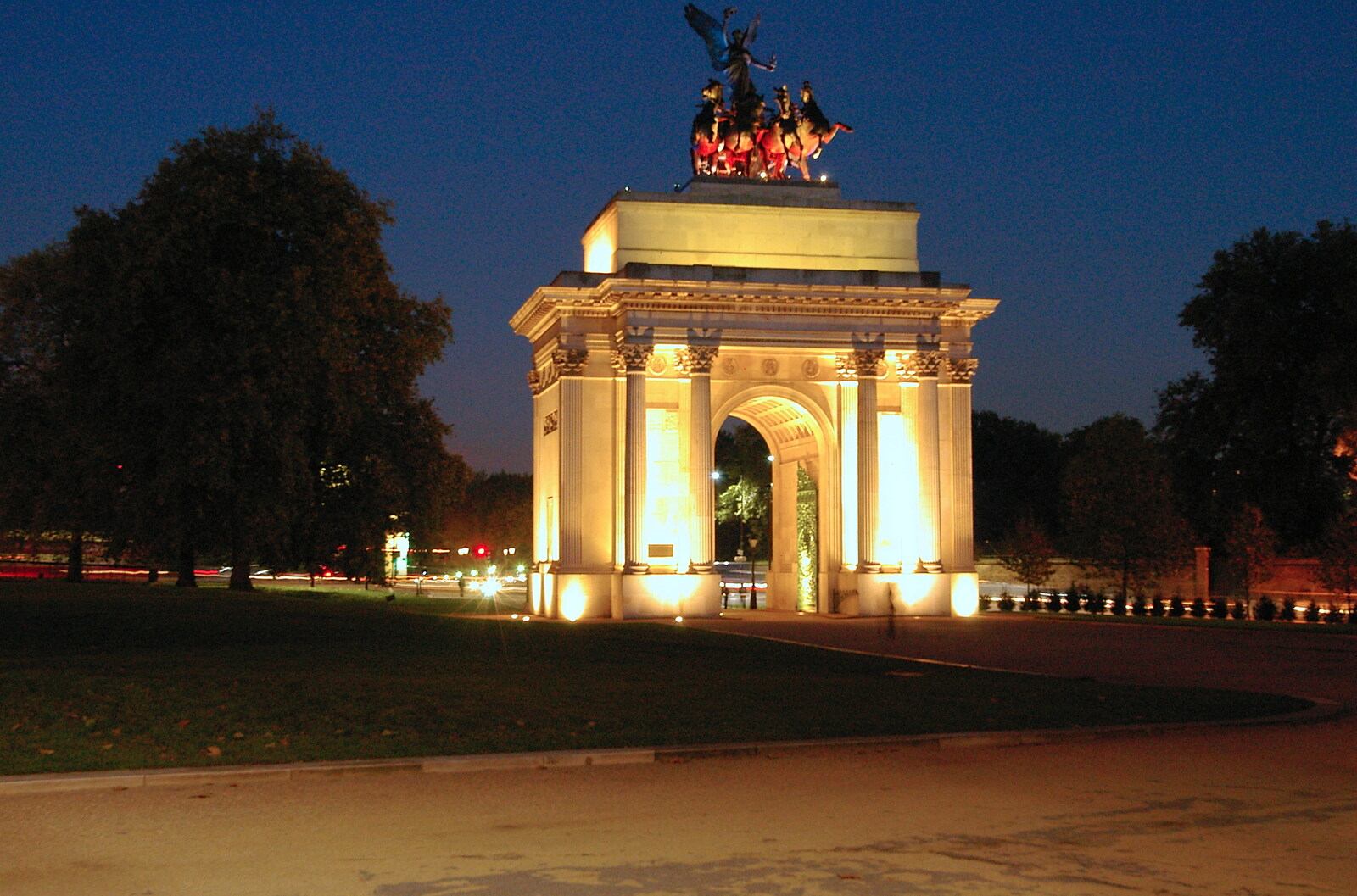 The Wellington Memorial on Hyde Park Corner from Qualcomm Europe All-Hands at the Berkeley Hotel, London - 9th November 2005