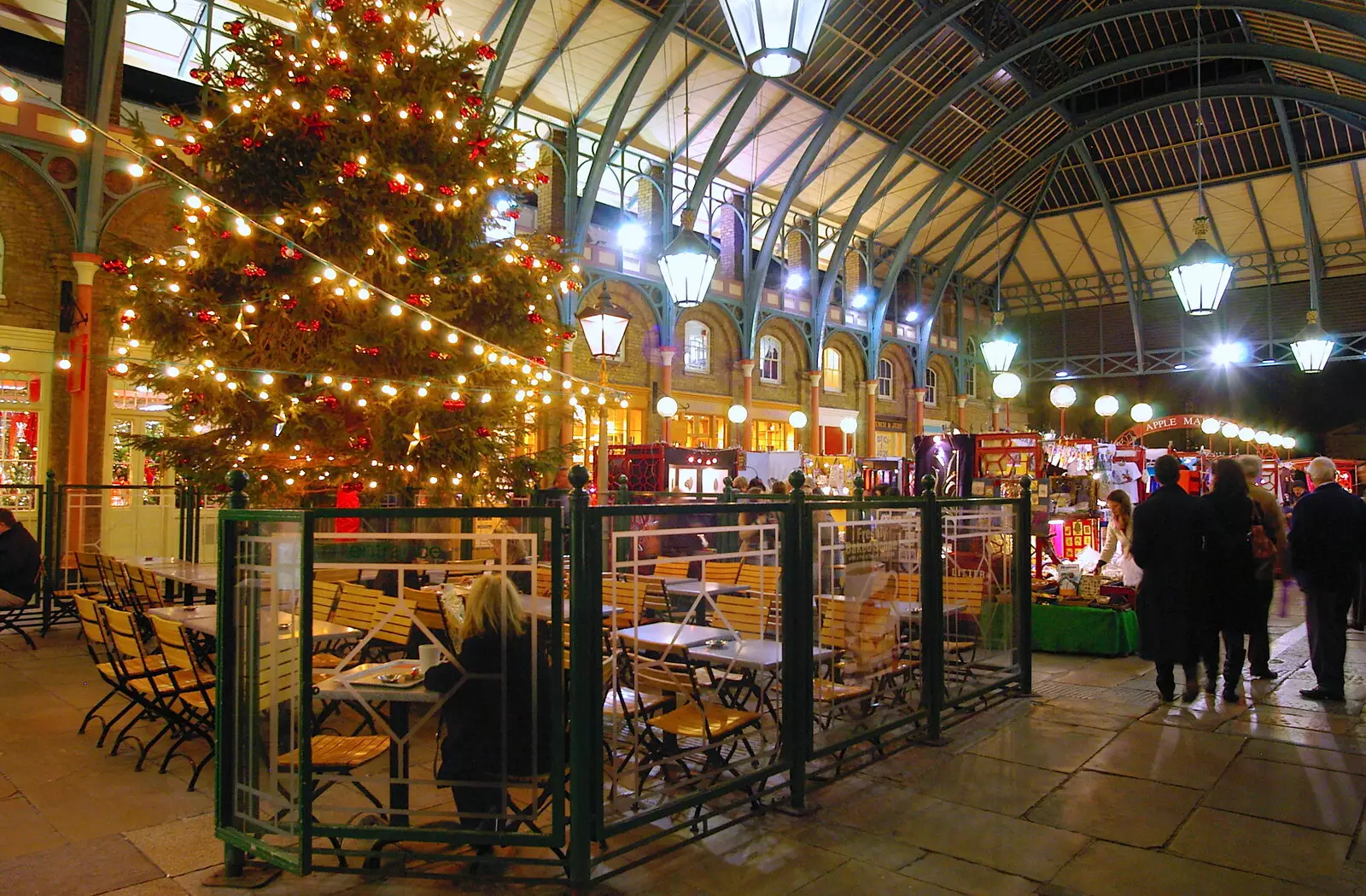 There's a Christmas Tree in Covent Garden, from Qualcomm Europe All-Hands at the Berkeley Hotel, London - 9th November 2005