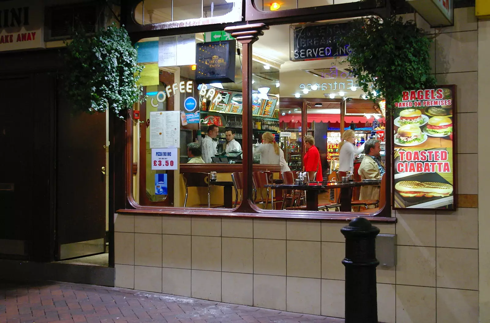 Café by night, from Qualcomm Europe All-Hands at the Berkeley Hotel, London - 9th November 2005