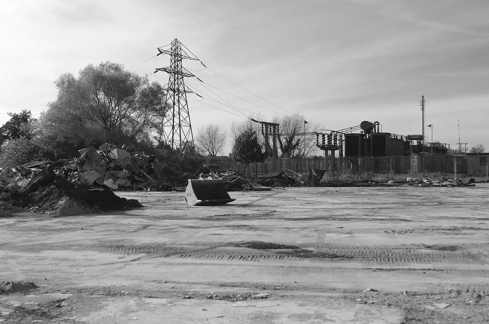 A solitary digger bucket, and a pylon, from The Destruction of Padley's, and Alex Hill at the Barrel, Diss and Banham - 12th November 2005