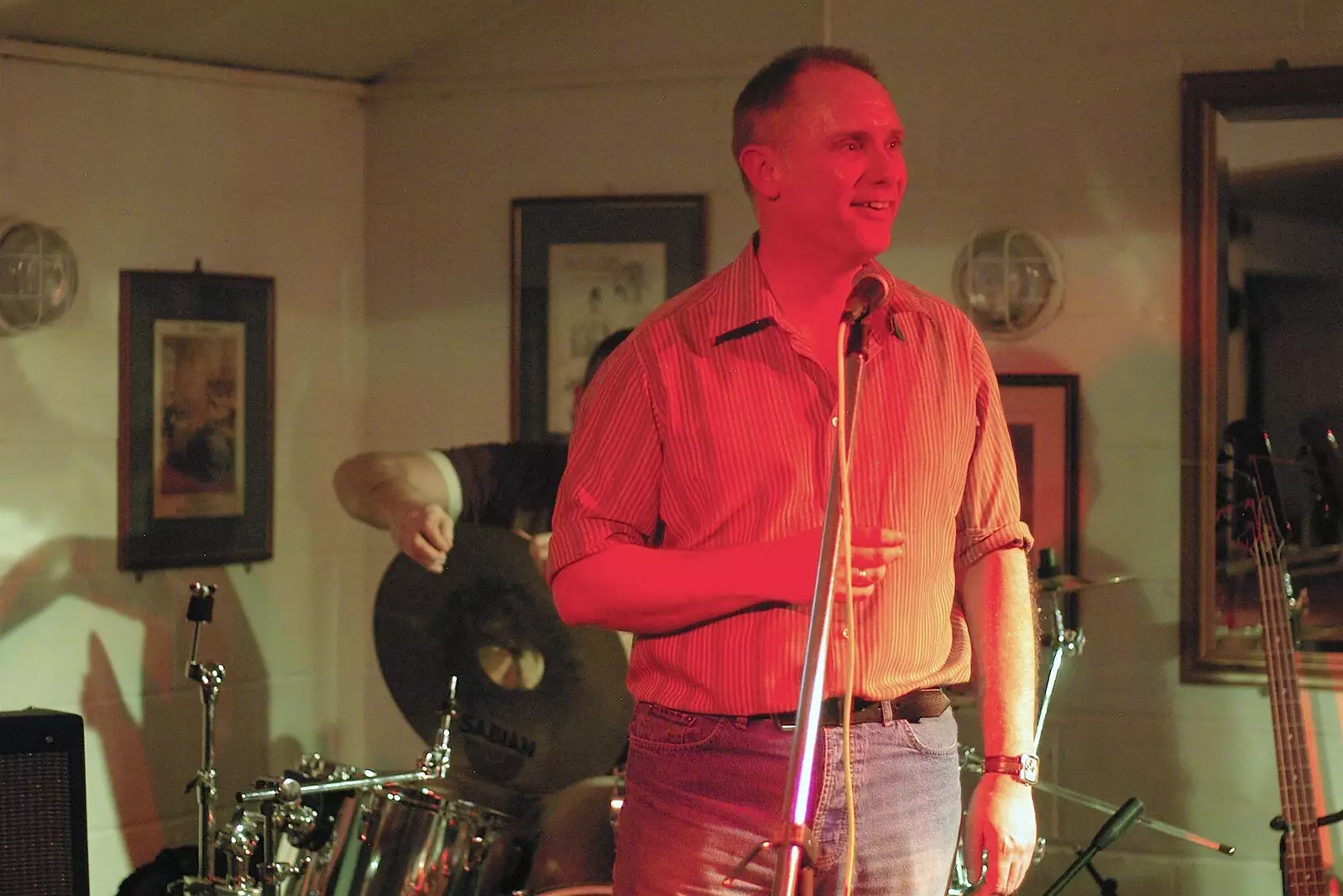 Craig Hill thanks the crowds, from The Destruction of Padley's, and Alex Hill at the Barrel, Diss and Banham - 12th November 2005