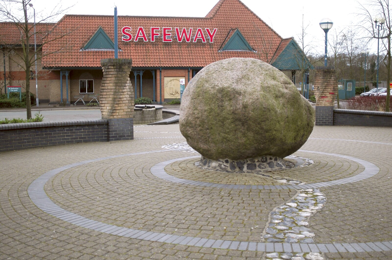 The giant granite rock outside Safeway from USA Chicken Catches Fire: Gov and the Ambulance, Diss, Norfolk - 19th November 2005