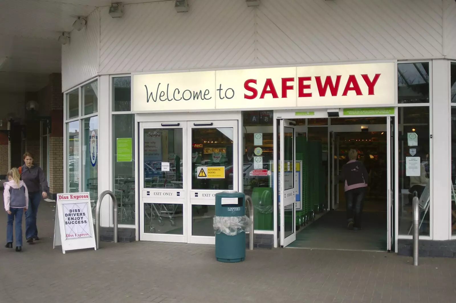 The entrance to Safeway, from USA Chicken Catches Fire: Gov and the Ambulance, Diss, Norfolk - 19th November 2005