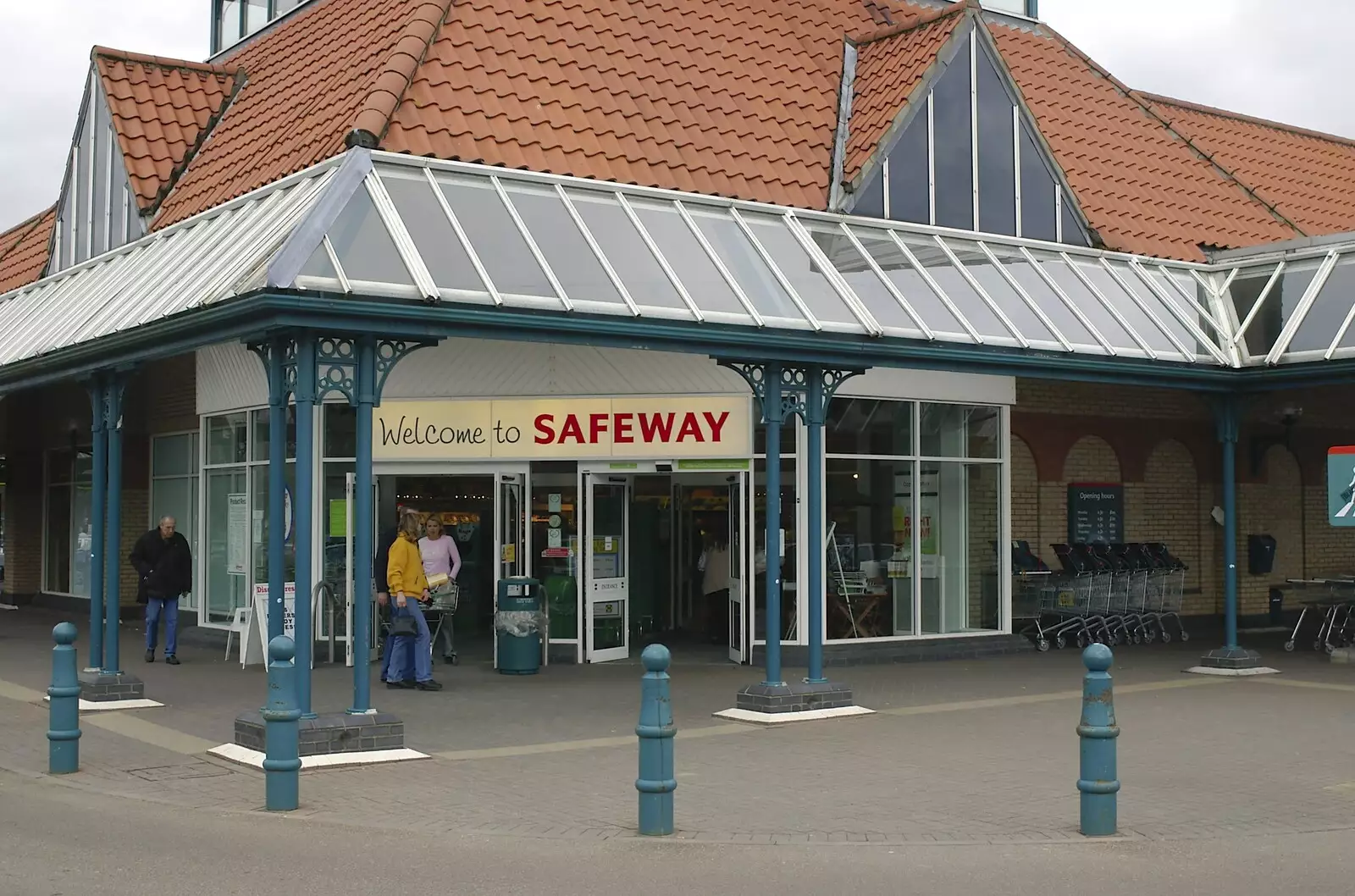 Another exciting view of the Safeway entrance, from USA Chicken Catches Fire: Gov and the Ambulance, Diss, Norfolk - 19th November 2005