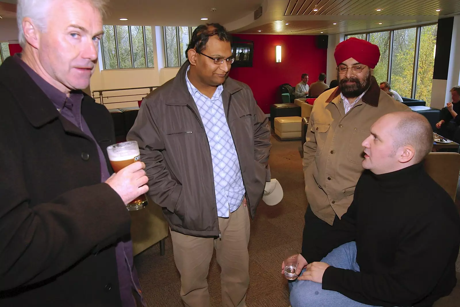 Bill chats to Francis, from Thornham Walled Garden, and Bob Last Leaves the Lab, Cambridge - 20th November 2005