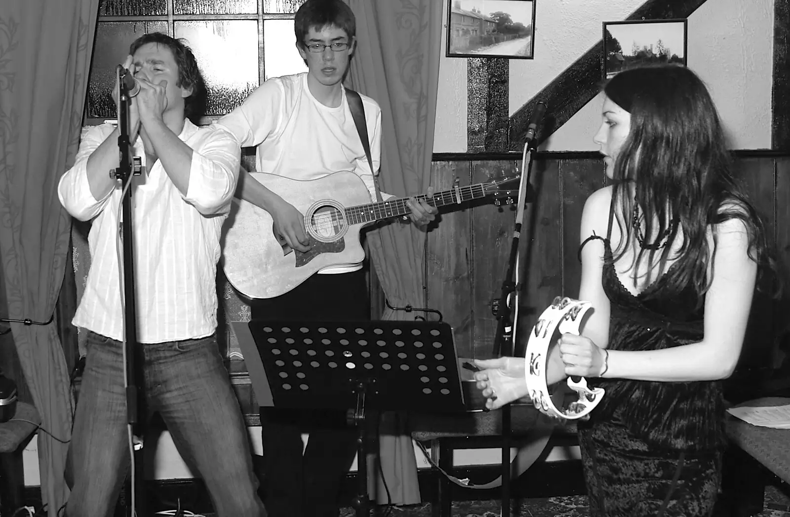 It's a full-on blues moment, from Most Haunted, and Music at Bar 13 and the Cherry Tree, Mellis - 26th November 2005