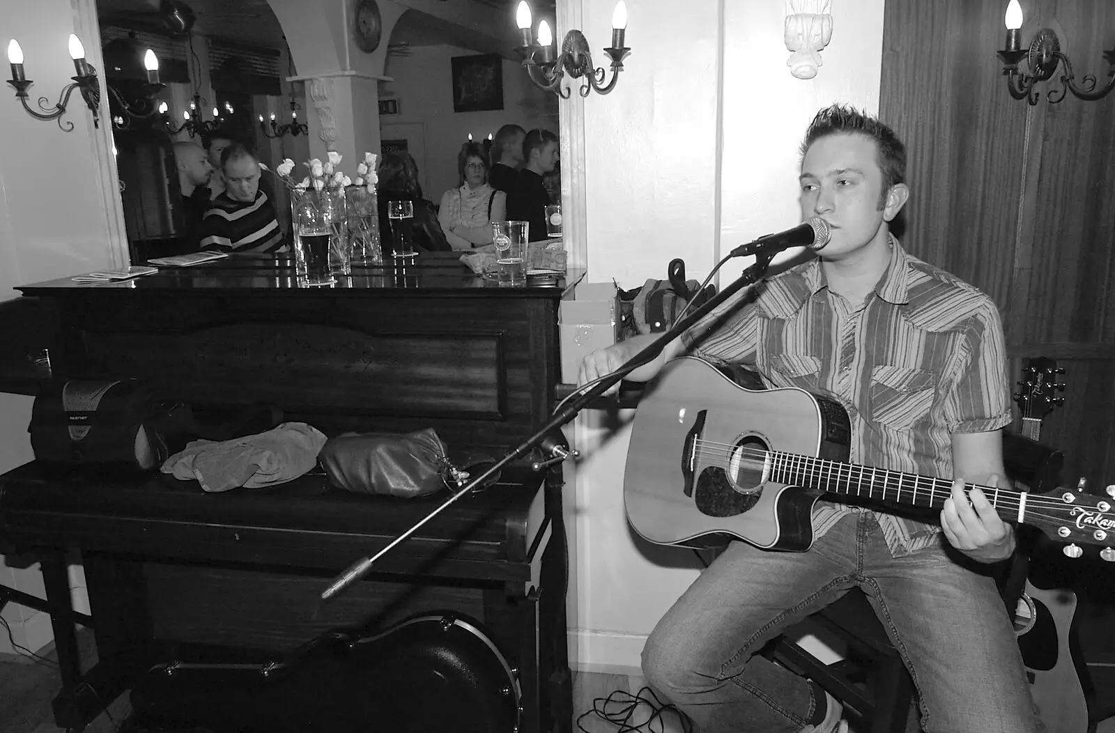 Warren Sadiwskyj on guitar, from Most Haunted, and Music at Bar 13 and the Cherry Tree, Mellis - 26th November 2005