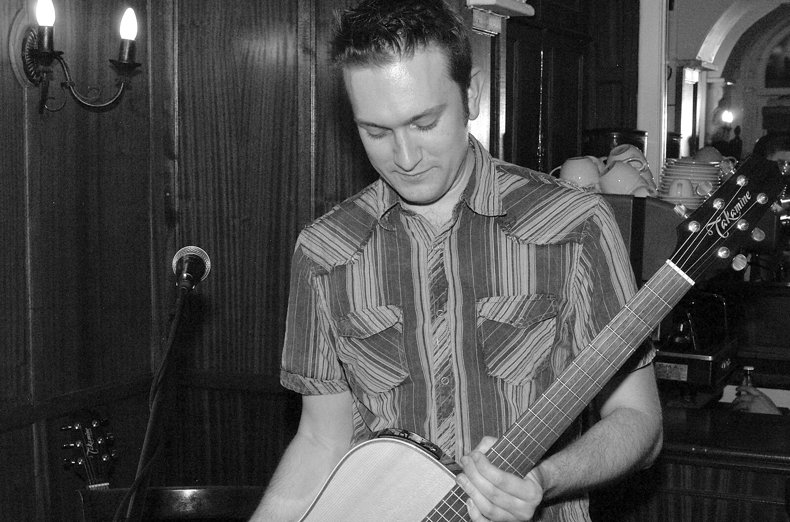 Warren Sadiwskyj puts his guitar away from Most Haunted, and Music at Bar 13 and the Cherry Tree, Mellis - 26th November 2005