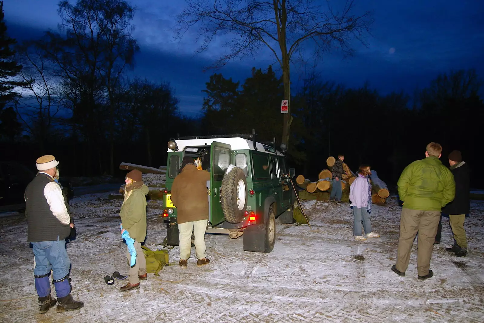 The group disbands, from Walk Like a Shadow: A Day With Ray Mears, Ashdown Forest, East Sussex - 29th December 2005