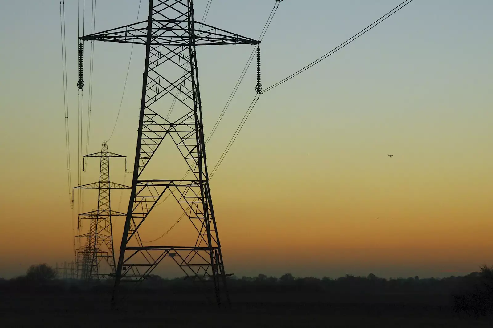 Sunset electric pylons, from Dom in da Chapel, Safeway Chickens and Evil Supermarkets, Harleston and Grimston - 15th January 2006