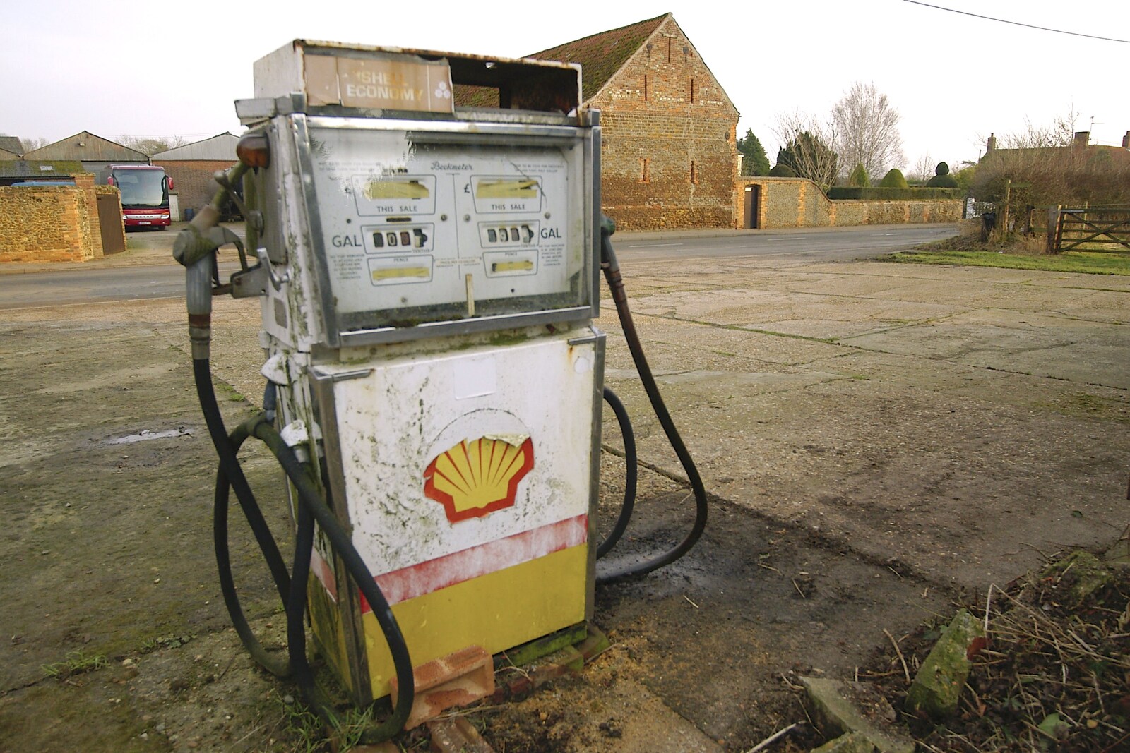 The old Shell petrol pump from Dom in da Chapel, Safeway Chickens and Evil Supermarkets, Harleston and Grimston - 15th January 2006