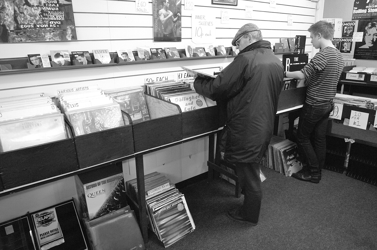 Closing Down: Viva La Revolution Records, Diss, Norfolk - 21st January 2006: Vinyl is inspected