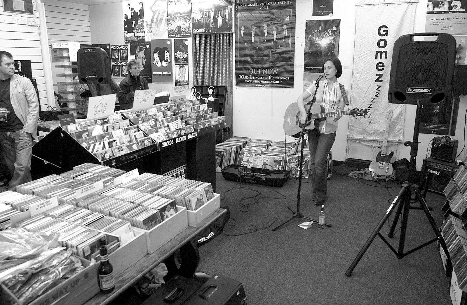 Closing Down: Viva La Revolution Records, Diss, Norfolk - 21st January 2006: Alex Hill plays a set in the evening