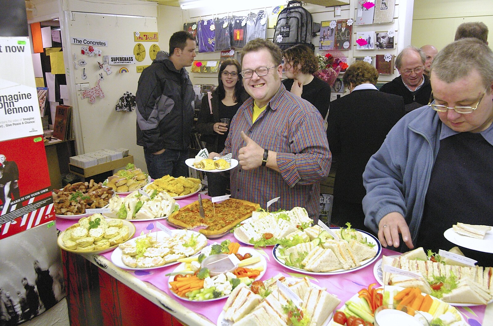 Closing Down: Viva La Revolution Records, Diss, Norfolk - 21st January 2006: Another regular gives the nibbles the thumbs-up