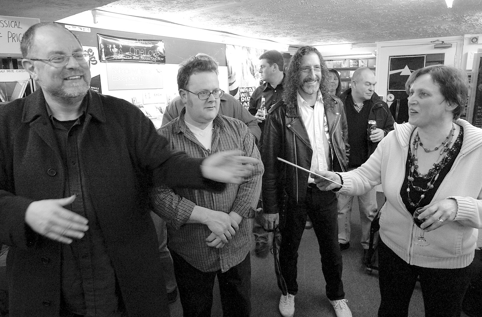 Closing Down: Viva La Revolution Records, Diss, Norfolk - 21st January 2006: Hazel is presented with a card
