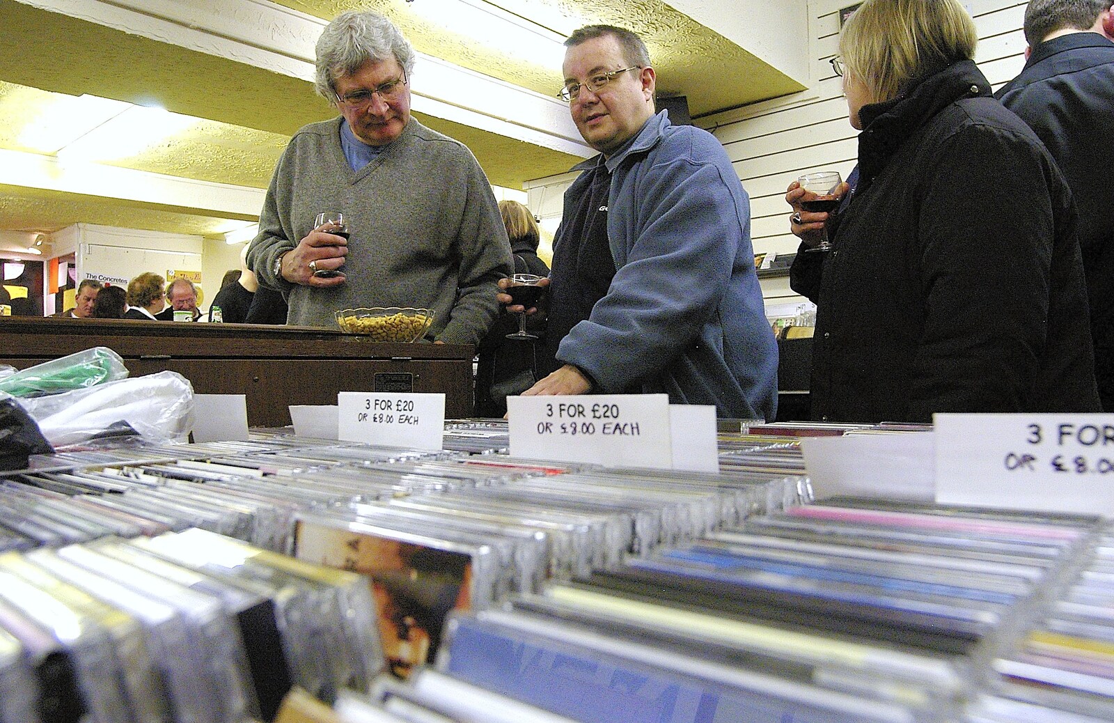 Closing Down: Viva La Revolution Records, Diss, Norfolk - 21st January 2006: Mike Webb and Nigel over a case of CDs